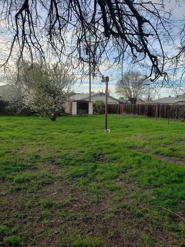 Building Photo - Charming Single Family Home