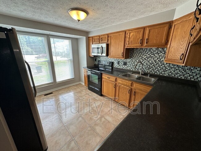 Building Photo - 753 Woodlyn Dr S