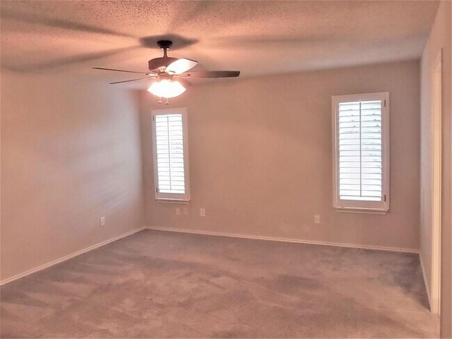 Building Photo - Beautifully Updated 3 bed 2 bath