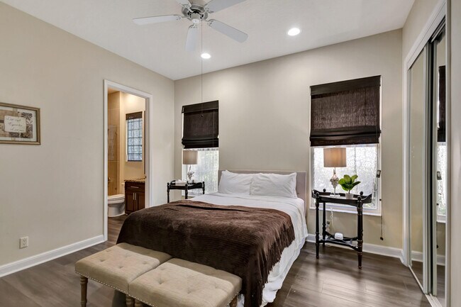 Building Photo - 128 Esperanza Way