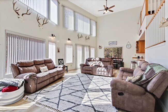 Building Photo - 1496 Pine Ridge Dr