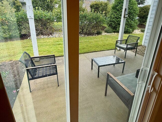 Building Photo - Modern 3 Bed/3 Bath End Unit Townhome - Close to Everything - GREAT PRICE!