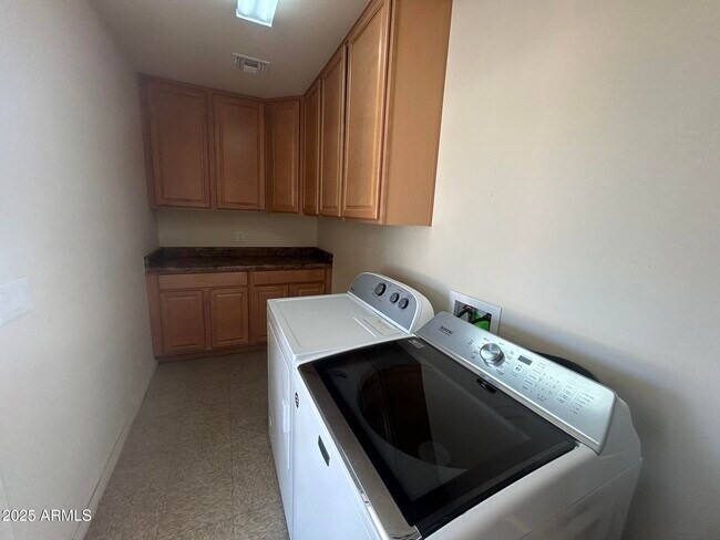 Building Photo - 14017 N 38th Dr