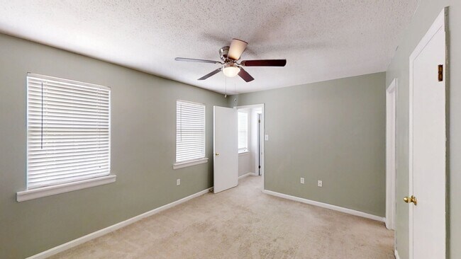 Building Photo - 334 Lamplighter Ln