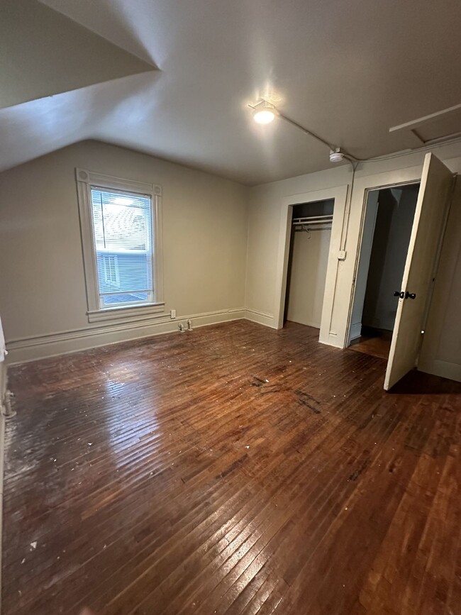 Building Photo - FREE OF SECURITY DEPOSITS 3 Bed 1 Bath ver...