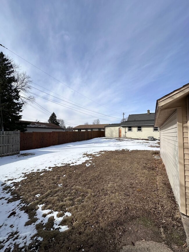 Building Photo - UPDATED 3 BR/1 BATH WITH EXTRA GARAGE SPACE