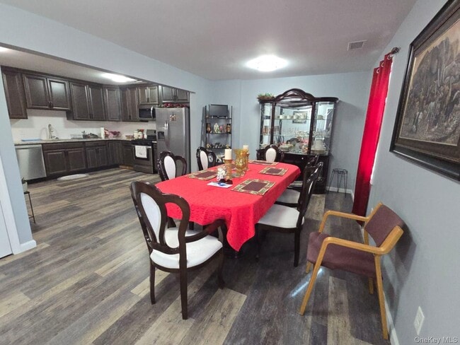 Building Photo - 60 Oak St