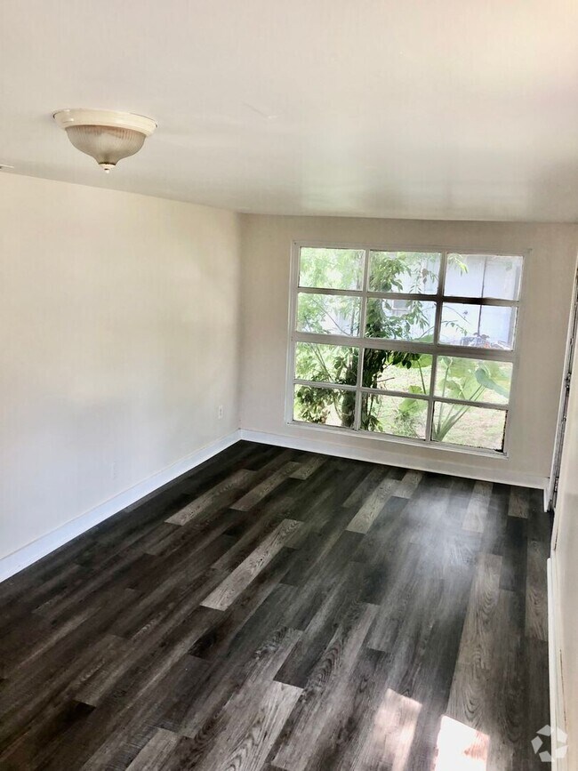 Building Photo - **Gorgeous  (3BR/1BA) Lakeland "Dixieland"...