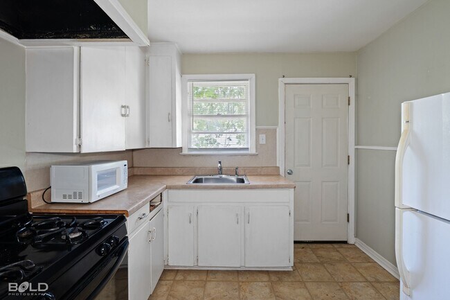 Building Photo - 902 1/2 Gladstone Blvd-