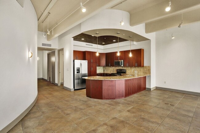 Building Photo - Live the Metropolitan Lifestyle