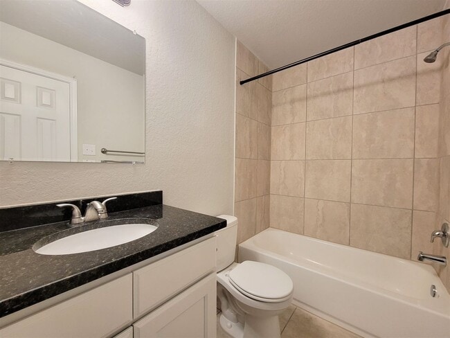 Building Photo - Beautiful 3 bed / 2.5 bath townhome