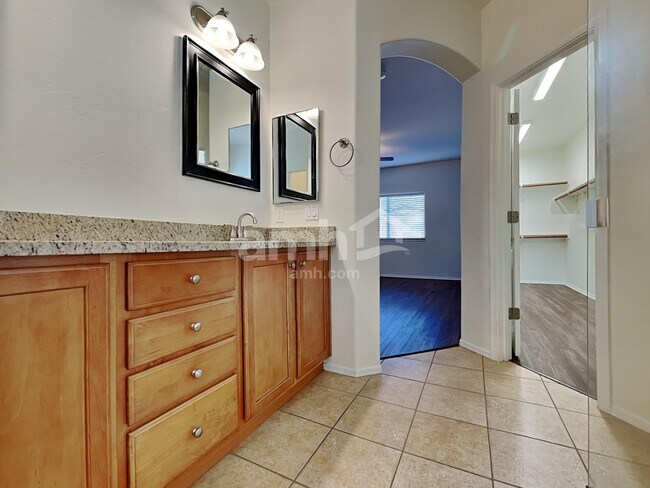 Building Photo - 6661 E Gehrig Ln