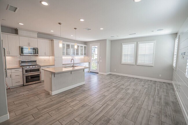 Building Photo - West Creek 3 Bedroom Condo for Rent in Val...