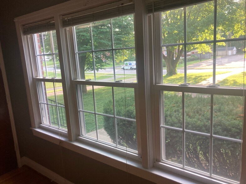 Building Photo - 4705 Bellevue Ave