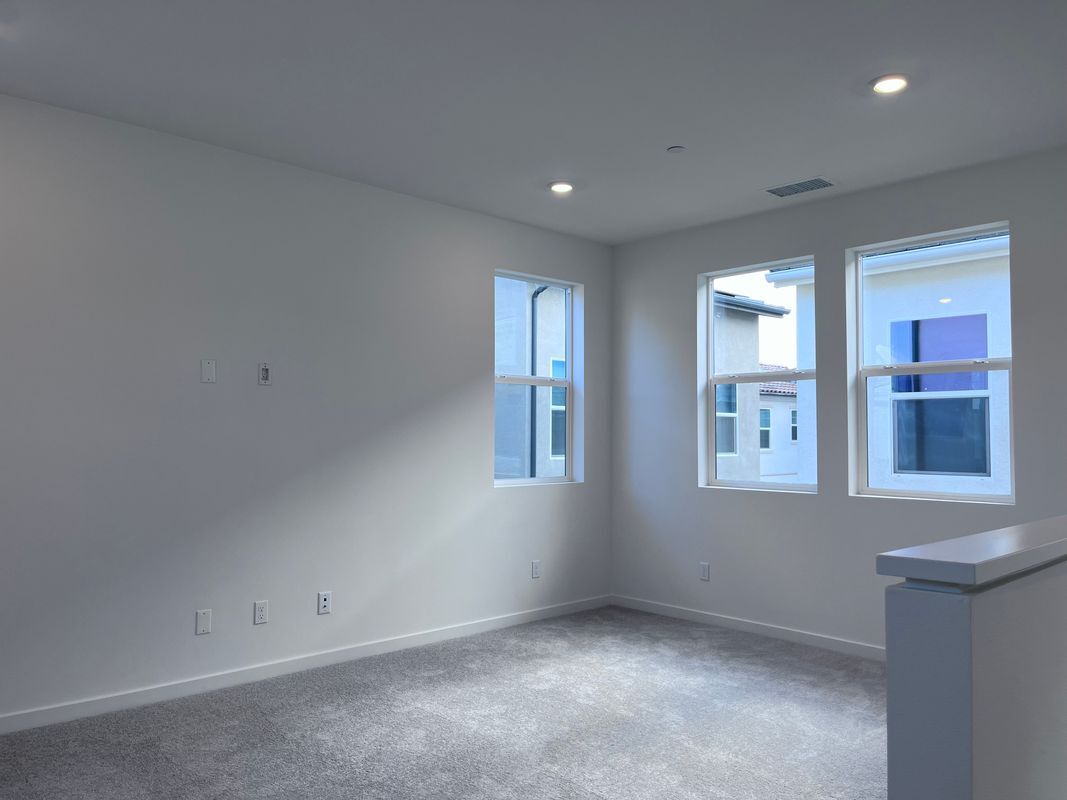 Building Photo - 4041 Pomelo Dr