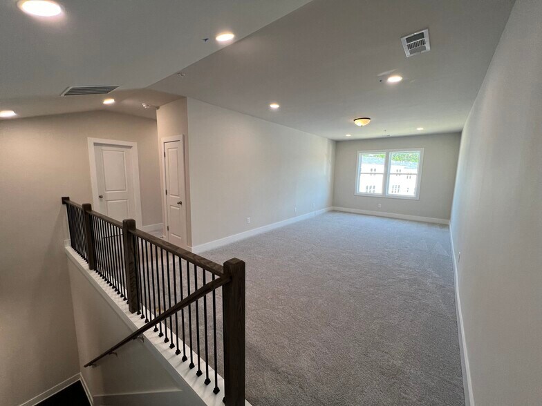 Building Photo - 1245 Willowcrest Way