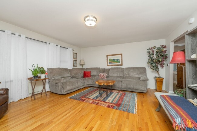 Building Photo - Four Bedroom Home in Portage