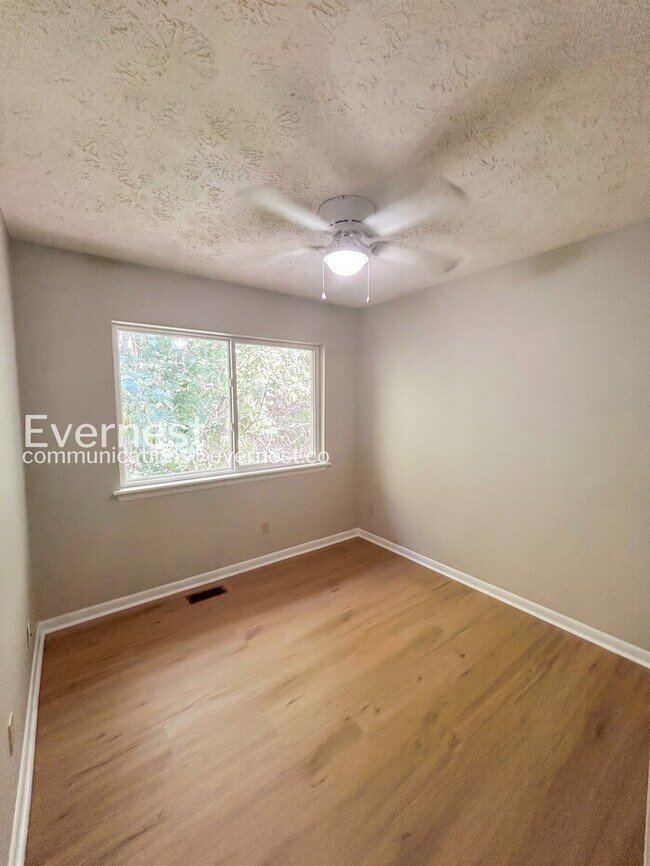 Building Photo - 3 Bed/1.5 Bath Townhome with Off-Street Parking / Available Soon!