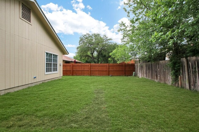 Building Photo - ***APPLICATION CURRENTLY UNDER REVIEW***Contemporary Single-Level Home with 3 Bedrooms, 2 Bathroo...