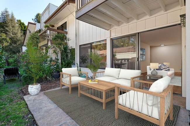 Building Photo - This wonderful East Beach Townhome Awaits!