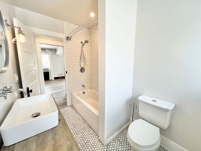 Building Photo - Charming Rose Park Home | 3 Bedrooms | In-...