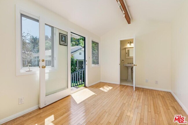 Building Photo - 1318 San Ysidro Dr