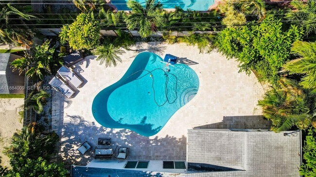 Building Photo - 2601 NE 11th Ct