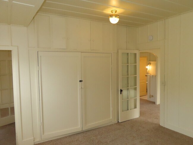 Building Photo - Wonderful unit in desireable location in M...