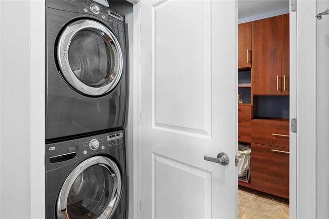 Building Photo - 360 Nueces St