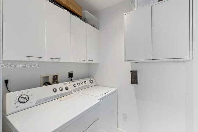 Building Photo - 15811 Collins Ave