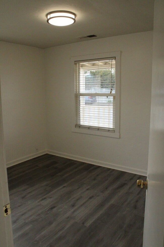 Building Photo - 2 Bedroom, 1 Bathroom Single Story House in Antioch with Garage and Side Yard Access