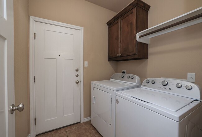 Building Photo - 3110 Claremont Dr