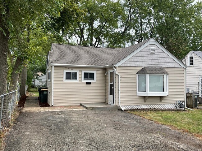 Building Photo - 327 Fairlawn Dr