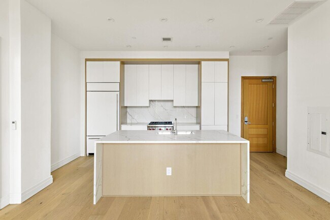 Building Photo - 720 Clinton St