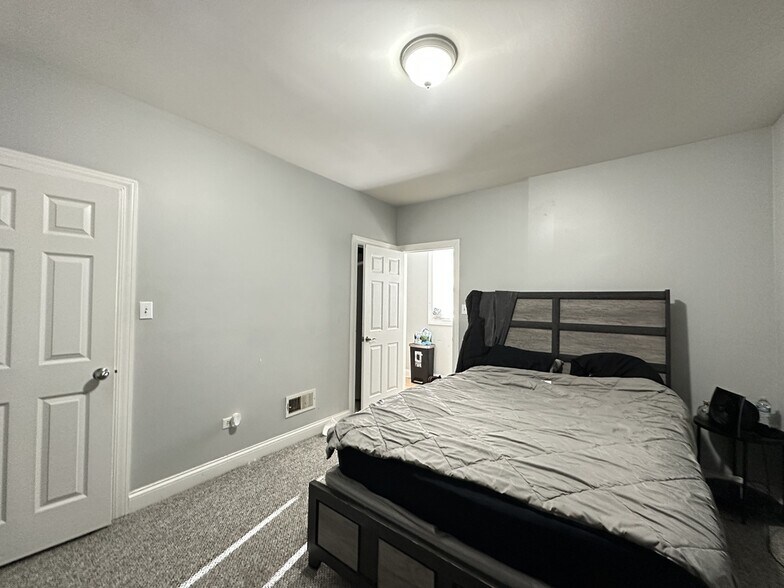 Building Photo - 364 N Hamlin Ave