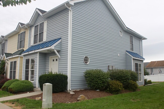 Building Photo - Spacious 3-Bedroom End Unit in Liberty Squ...