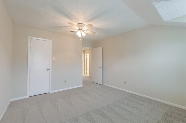 Building Photo - 3004 Beecave Dr