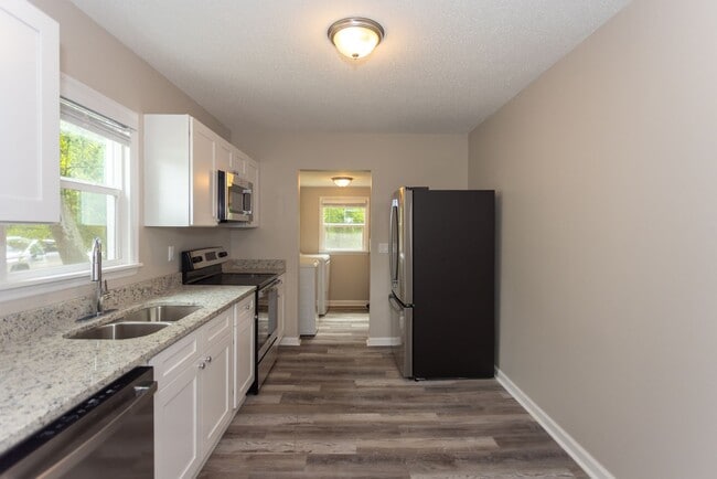 Building Photo - Welcome to this Beautiful Home nestled in the heart of Sumter, SC.