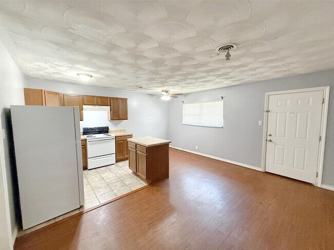 Building Photo - 211 Skyway Dr