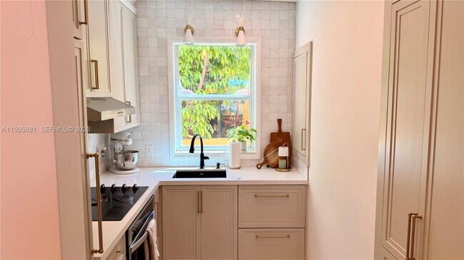 Building Photo - 736 13th St