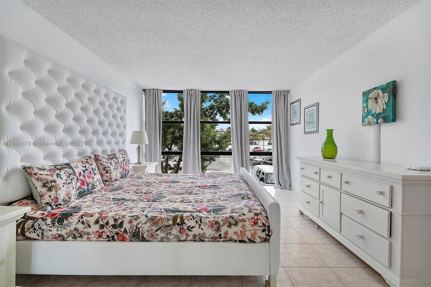 Building Photo - 1000 Parkview Dr