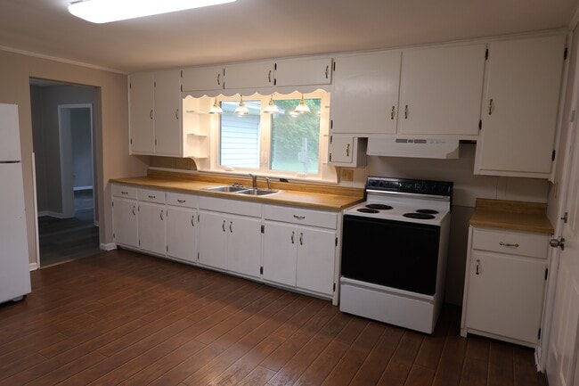 Building Photo - 549 S Gum St