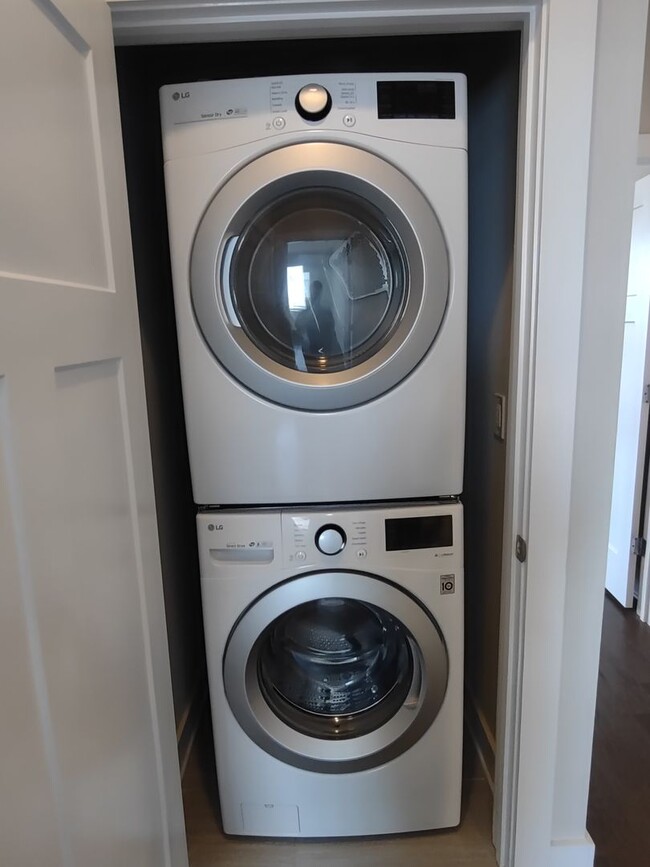 Building Photo - Pristine, move in ready Townhome located i...