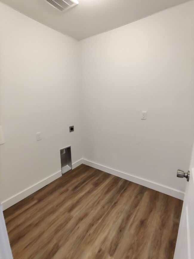 Building Photo - Contemporary Townhome with Open Floor Plan...