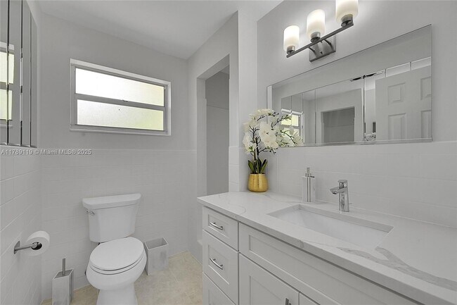 Building Photo - 810 SW 12th Ct