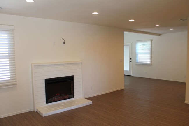 Building Photo - Completely Remodeled Central Ventura Home!