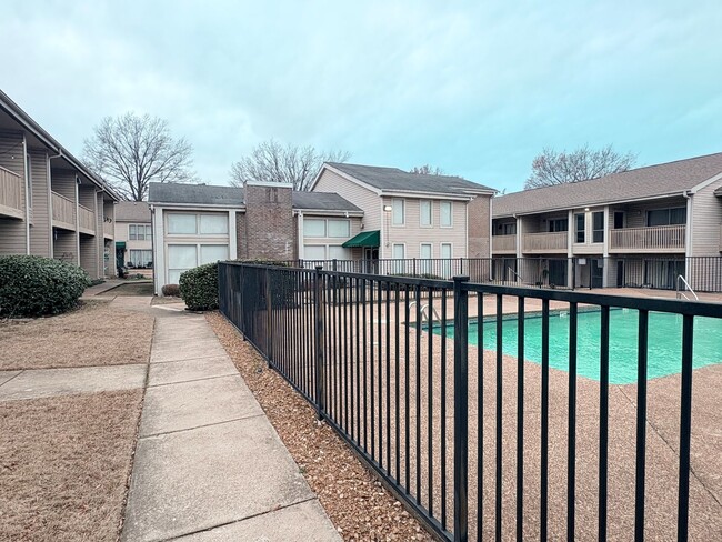 Building Photo - 1/2 First Full Month's Rent! 2BD/2BA Condo in Whispering Oaks.