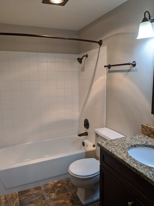 Building Photo - Updated 3bd/2bth Home with Solid Surface F...
