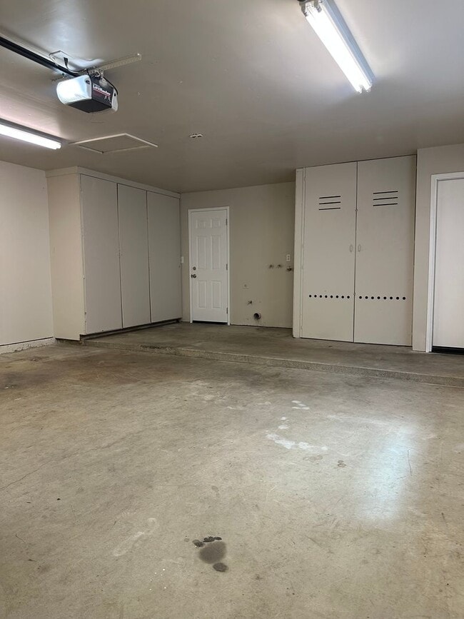 Building Photo - Beautiful newly remodeled home in Turlock