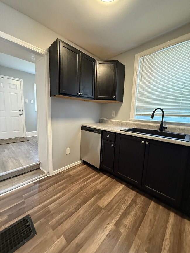 Building Photo - 103 Taylor St